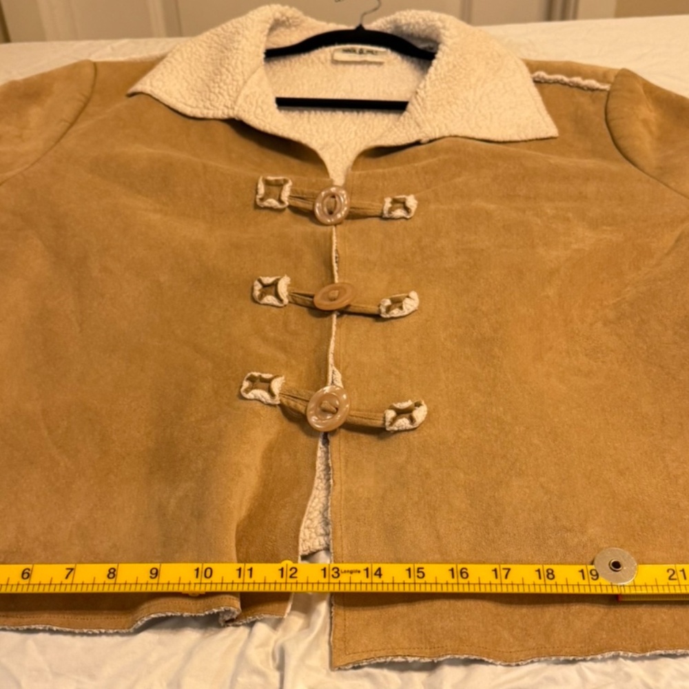🧸 Camel Faux-Shearling Toggle Jacket | Natalie & Me | Cozy Fall/Winter Classic - Picture 5 of 9